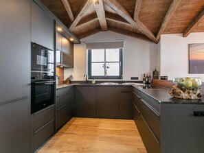 Geladeira, micro-ondas, fogão, lava-louças