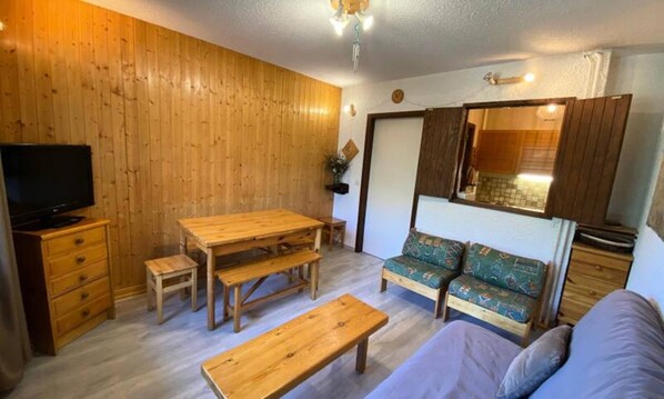 Living area - Spacious Apartment in the Heart of Les Orres 1650 (Les Orres)