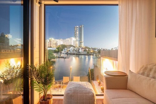 Tiny Home in the heart of Broadbeach-River Views!