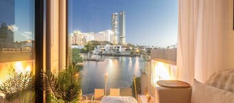 Tiny Home in the heart of Broadbeach-River Views!