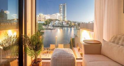 Tiny Home in the heart of Broadbeach-River Views!