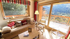 Living area - Beautiful, Bright Apartment in Meribel, 150m From the Morel Chairlift, Close to Shops (Les Allues)