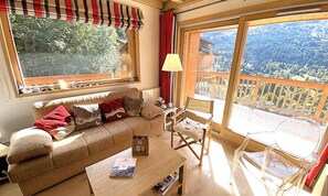 Living area - Beautiful, Bright Apartment in Meribel, 150m From the Morel Chairlift, Close to Shops (Les Allues)