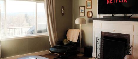 Smart TV, books, music library, stereo
