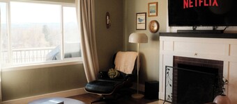 The Vinyl House: Olde Town - King Bed - EV Charger - Epic Views - Designer Home