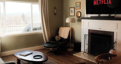 The Vinyl House: Olde Town - King Bed - EV Charger - Epic Views - Designer Home