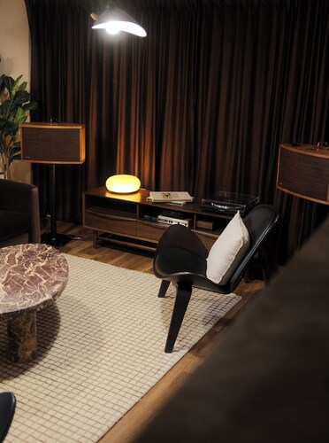 The Vinyl House: Olde Town - King Bed - EV Charger - Epic Views - Designer Home