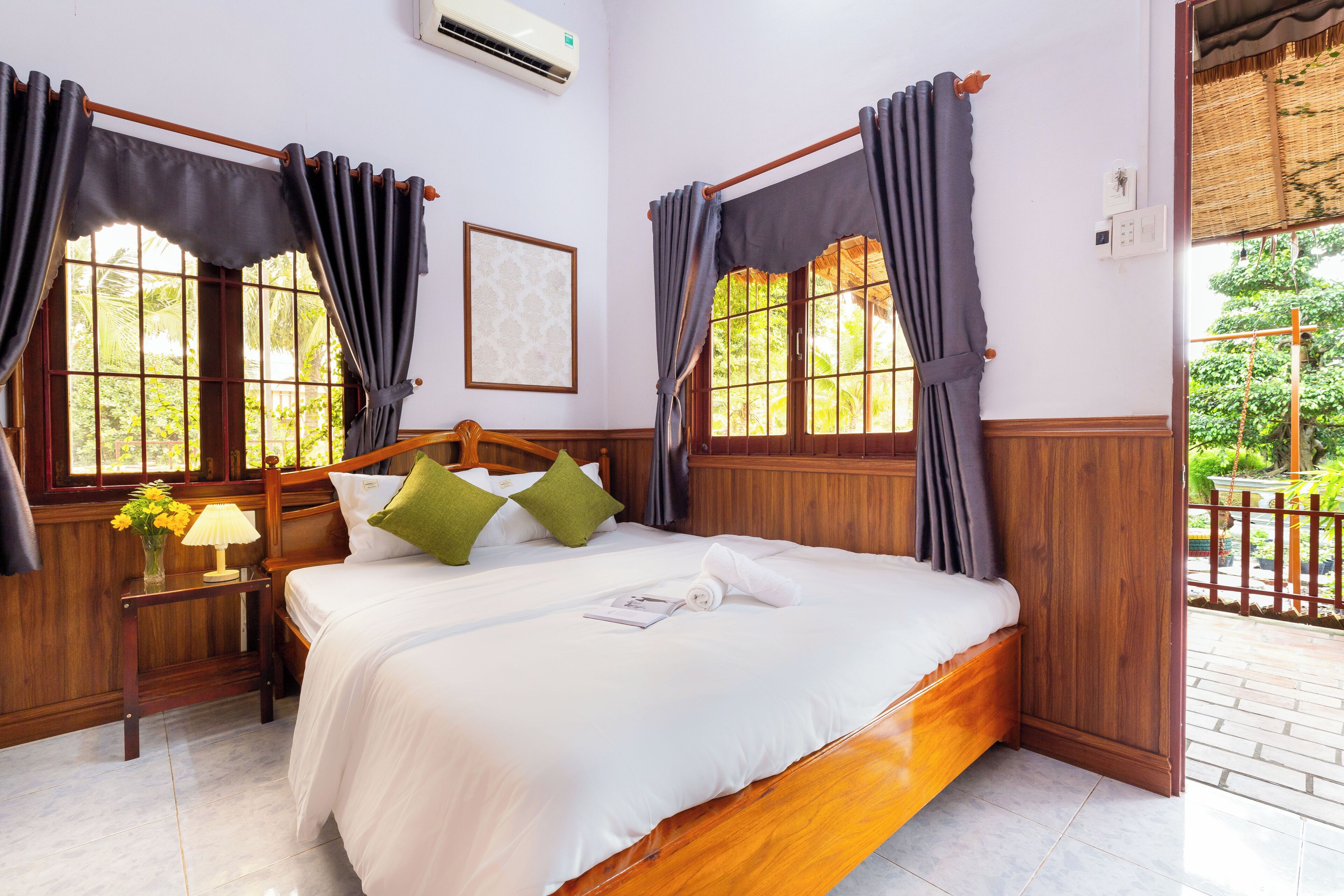 Family Double Room, Balcony, Garden View | Living area