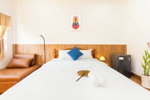 Quarto casal luxo, sacada, vista para o jardim | Área de estar | TV de tela plana