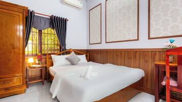 Classic Double Room, Garden View | Living area