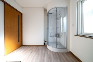 Free toiletries, hair dryer, slippers, electronic bidet - LIEBE (Furano)