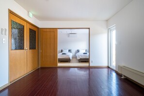 تلفزيون بشاشة مسطحة بحجم 50-بوصة يعرض قنوات تلفزيونية رقمية