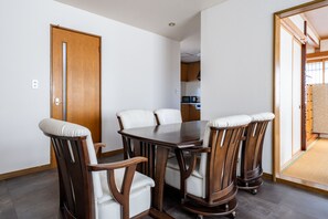 تناول الطعام داخل الغرفة