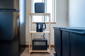 ثلاجة (عند الطلب)، ميكروويف، جهاز طهي للأرز، فرن تحميص