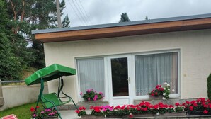 A house with a patio area, a green umbrella, and a pool. - Hotel and guesthouse good value for money (Hochkirch)