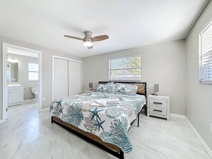 3 sovrum, skrivbord, strykjärn/strykbräda och resesäng