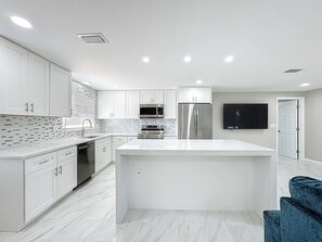 Kylskåp, mikrovågsugn, ugn och spishäll