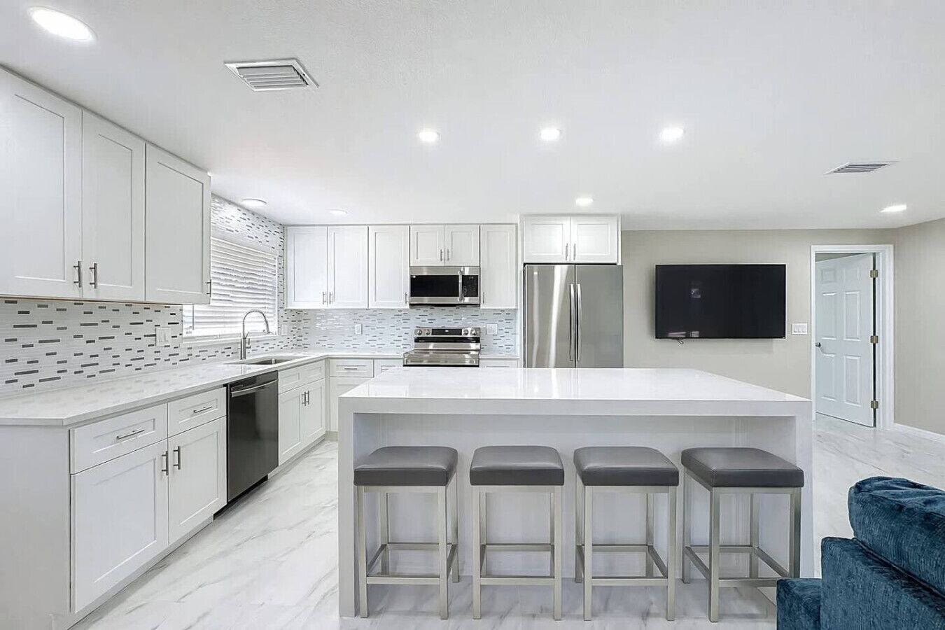 Réfrigérateur, four à micro-ondes, un four, surface de cuisson