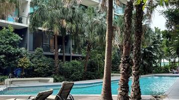 Una piscina al aire libre