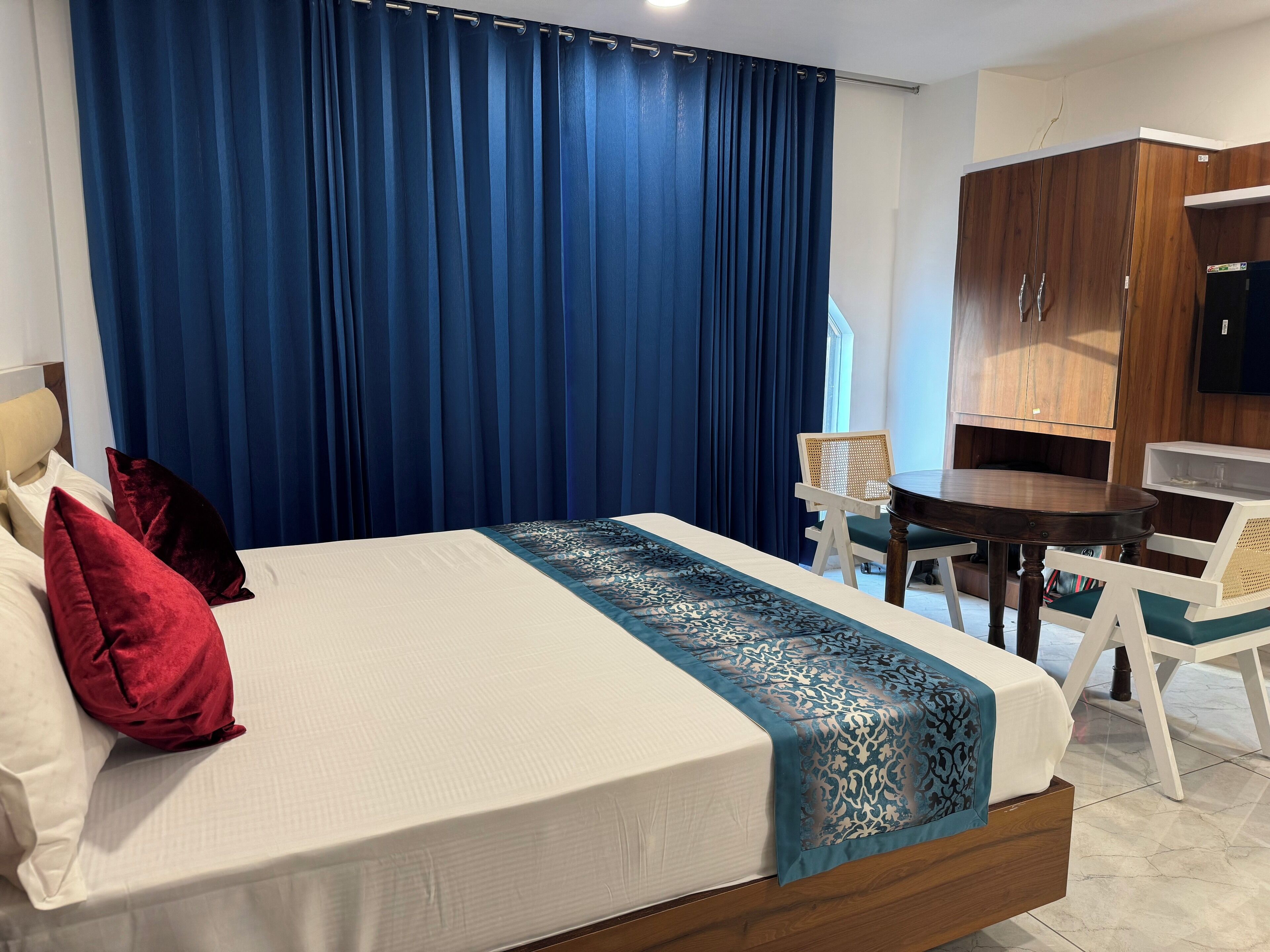 Superior-huone, 1 suuri parisänky, kaupunkinäköala | Työpöytä, silitysrauta/-lauta