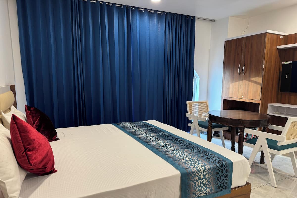 Quarto superior, 1 cama King, vista para a cidade | Escrivaninha, ferros/tábuas de passar roupa