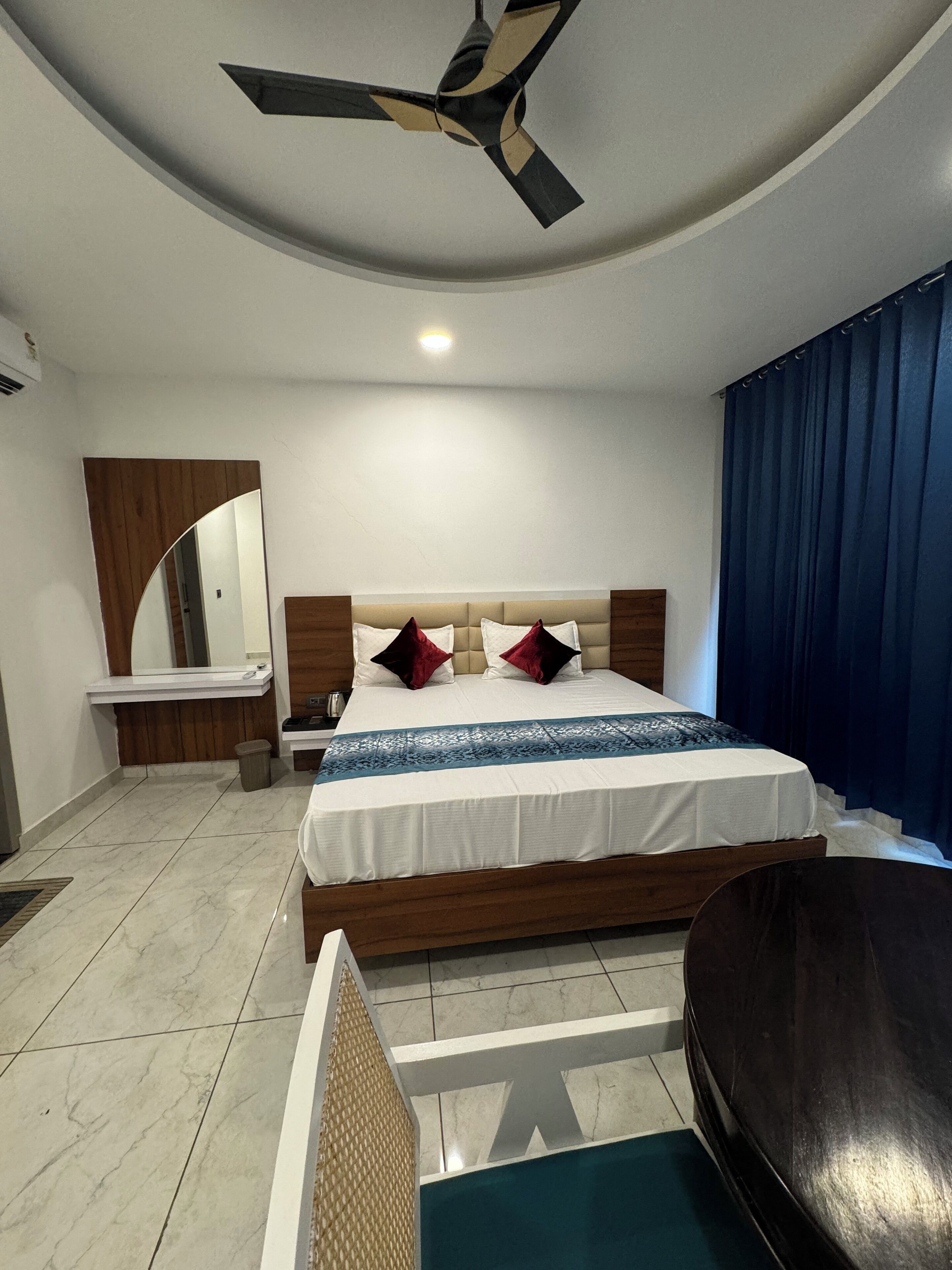 مكتب ومكواة/لوح كي