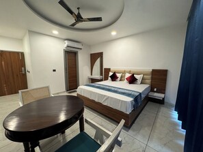 Quarto superior, 1 cama King, vista para a cidade | Escrivaninha, ferros/tábuas de passar roupa