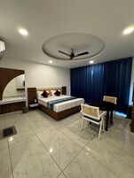 Suite | Escritorio y tabla de planchar con plancha