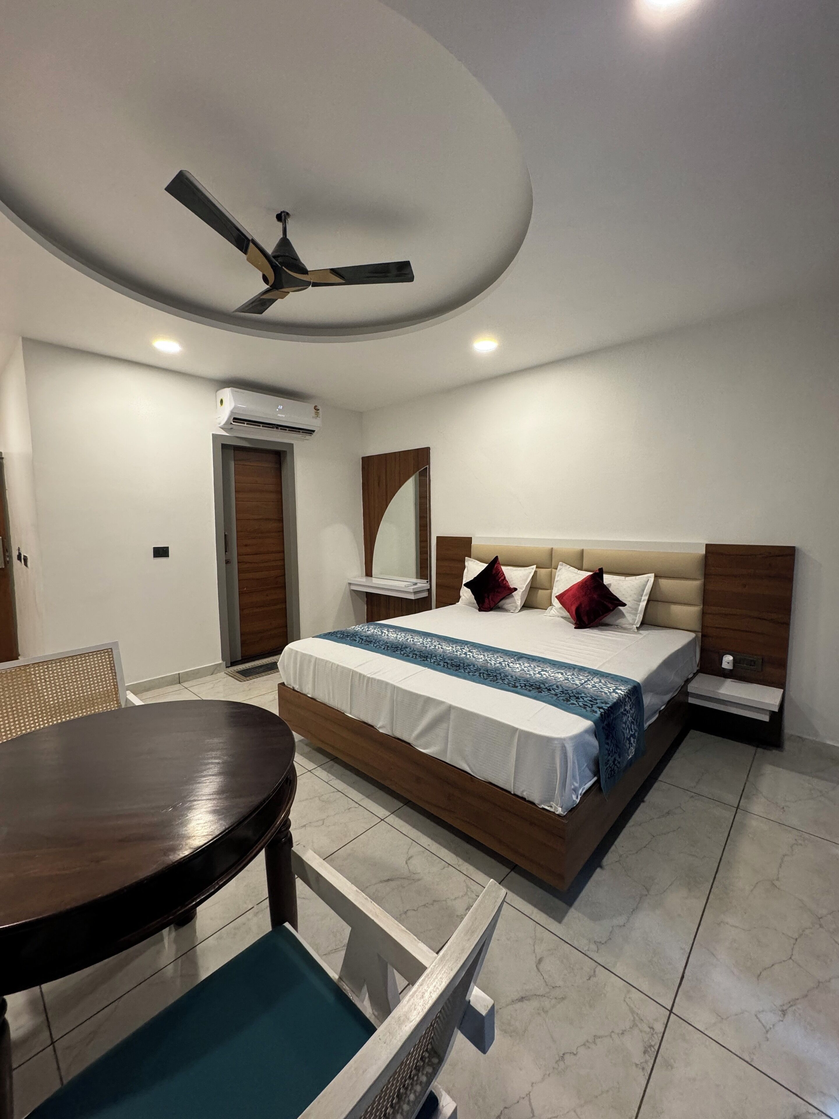 Superior Room, 1 King Bed, City View | Desk, iron/ironing board