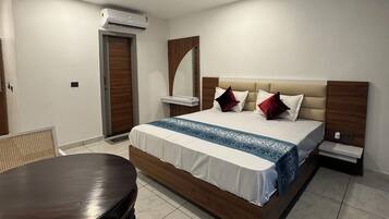 Chambre Supérieure, 1 trÚs grand lit, vue ville