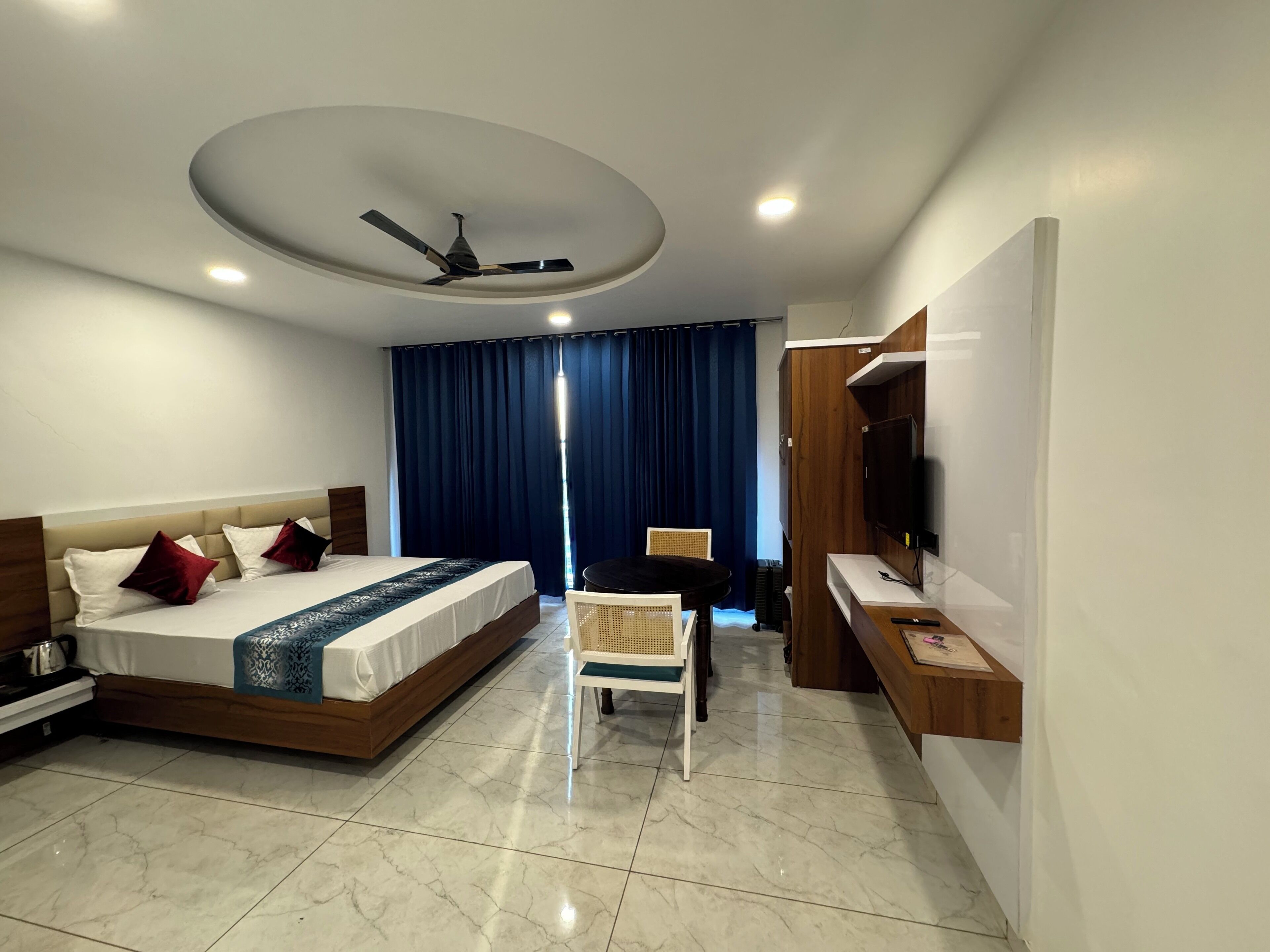 Kahden hengen superior-huone, kaupunkinäköala | Työpöytä, silitysrauta/-lauta