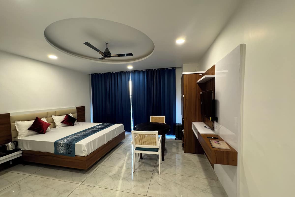 Quarto casal superior, vista para a cidade | Escrivaninha, ferros/tábuas de passar roupa