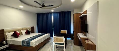 Escritorio y tabla de planchar con plancha