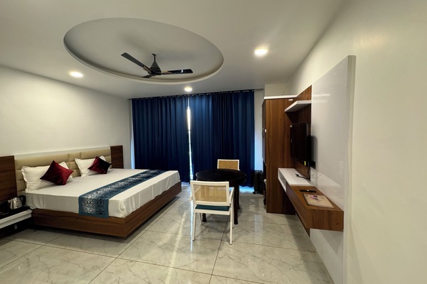 Superior Double Room, City View | Desk, soundproofing, iron/ironing board