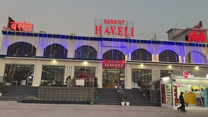 Rakennuksessa on kyltti, jossa lukee ”Basant Haveli”, ja toinen kyltti, jossa on teksti jollakin muulla kielellä.