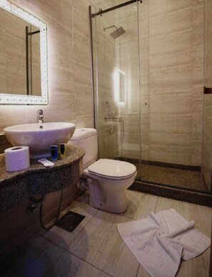 Bathtub dan shower terpisah, pengering rambut, handuk, dan sabun