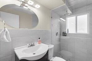 Secadora de cabello, toallas, jabón, papel de baño