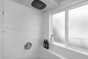 Hair dryer, towels, soap, toilet paper - Spacious 4BR Retreat Sleeps 10 Family-Friendly (Centennial)
