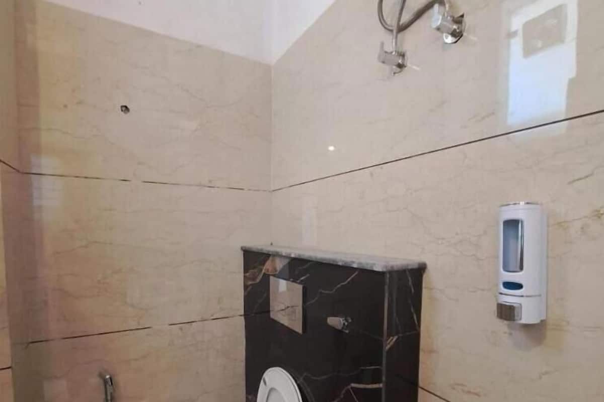 Doppia Basic, balcone, vista montagna | Bagno | Doccia, set di cortesia gratuito, asciugamani, sapone