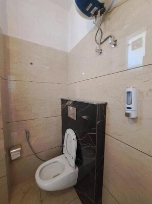 Ducha, artículos de higiene personal gratuitos, toallas y jabón