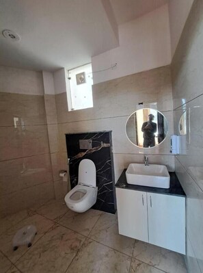 Shower, free toiletries, towels, soap