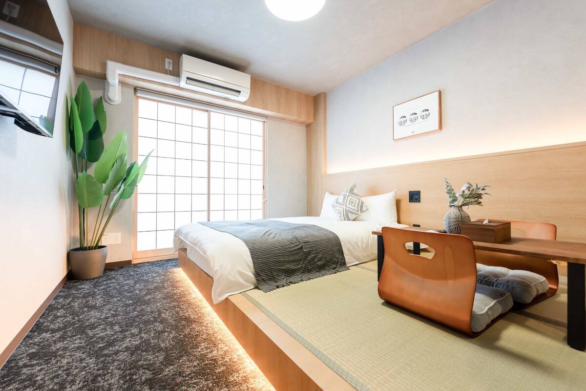 مساحة عمل للكمبيوتر المحمول وستائر تعتيم وواي فاي مجانًا