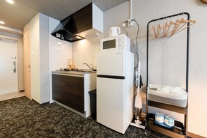 ノートパソコン用作業スペース、遮光カーテン、WiFi (無料)