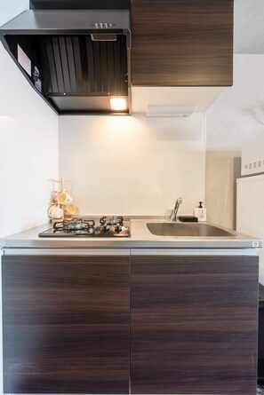 Minikjøleskap, mikrobølgeovn, steketakke og kjøkkenutstyr