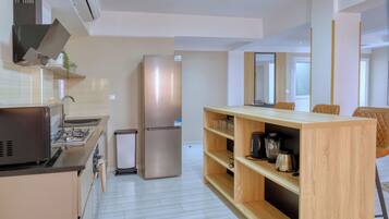 Superior Apartment | Private kitchen | Fridge, oven, stovetop, cookware/dishes/utensils