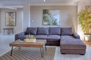 Superior-Apartment | Wohnbereich | 55-Zoll-Smart-TV mit Kabelempfang