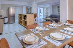 Superior-Apartment | Wohnbereich | 55-Zoll-Smart-TV mit Kabelempfang