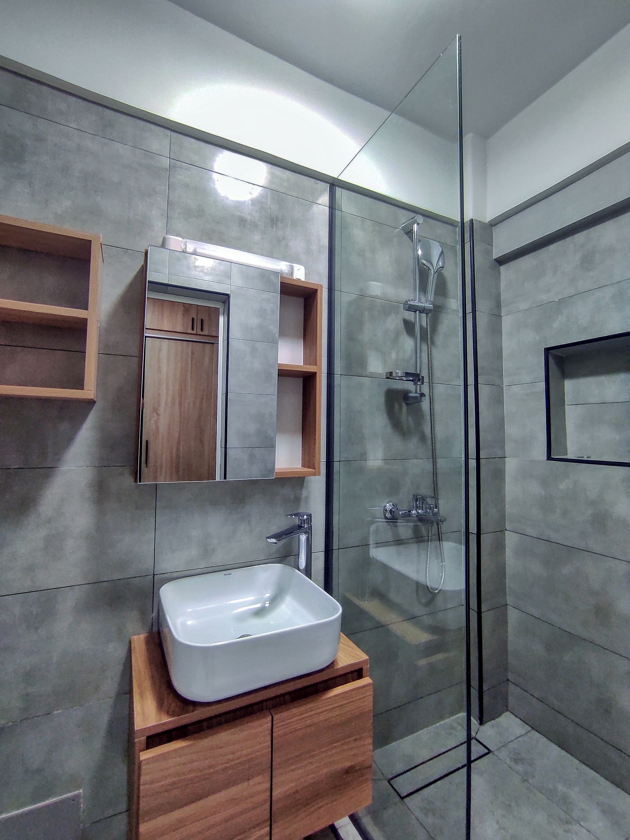 Deluxe Double Room | Bathroom | Shower, towels, soap, shampoo