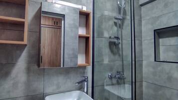 Deluxe Double Room | Bathroom | Shower, towels, soap, shampoo