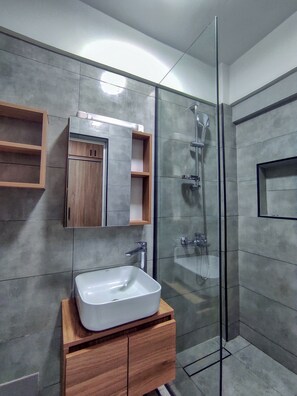 Deluxe Double Room | Bathroom | Shower, towels, soap, shampoo - ZEN Hôtel (Nosy Be)